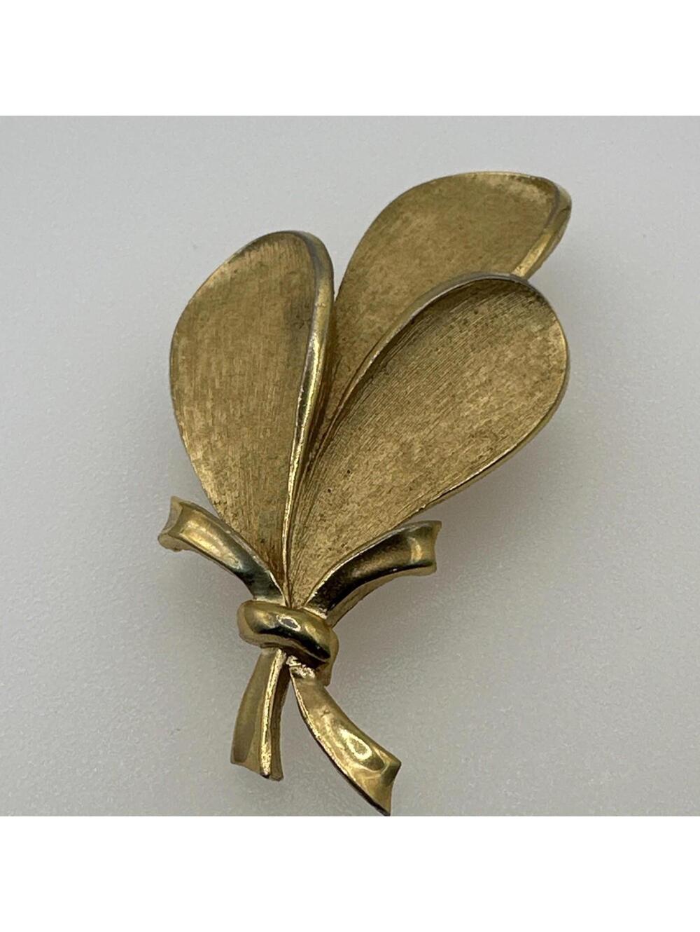 1960'S CROWN TRIFARI GOLD-TONE TRES BOUQUET FLORAL WITH RIBBON BROOCH